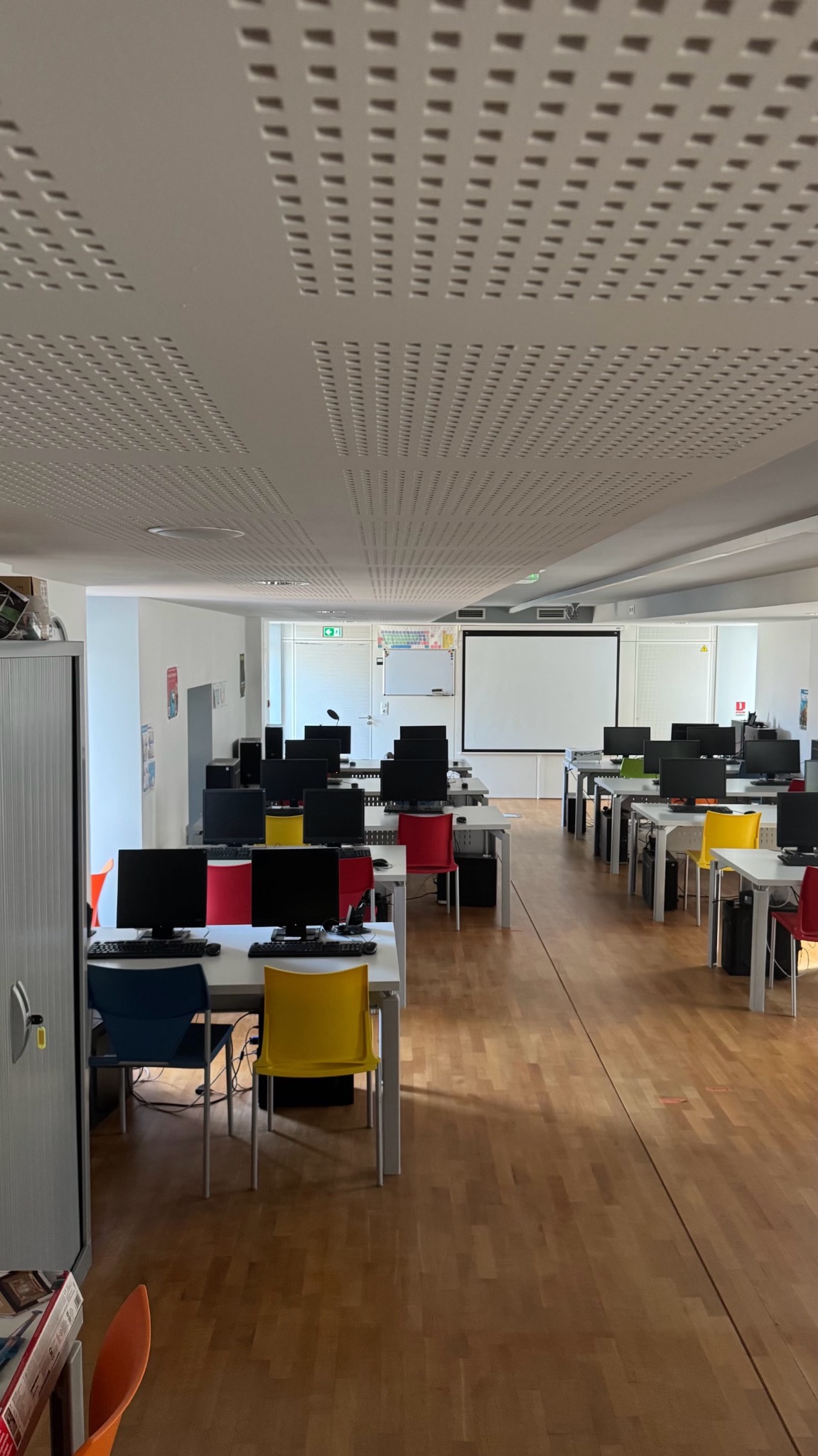 Vue réelle de la salle informatique COR-TECH, avec ses PC et ses sièges colorés